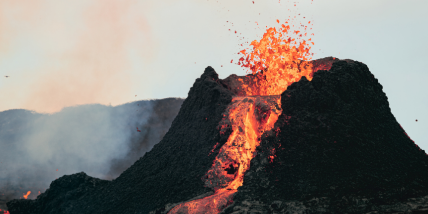 Volcán Anak Krakatoa registra erupción de 25 horas y obliga a cancelar vuelos en Indonesia