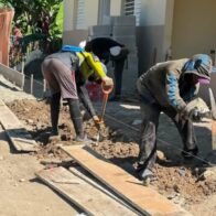 Ayuntamiento de Sabana Yegua construye un kilómetro de contenes en El Sol Sale Para Todos