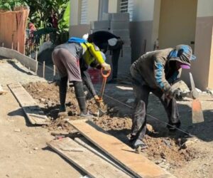 Ayuntamiento de Sabana Yegua construye un kilómetro de contenes en El Sol Sale Para Todos