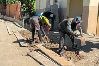 Ayuntamiento de Sabana Yegua construye un kilómetro de contenes en El Sol Sale Para Todos