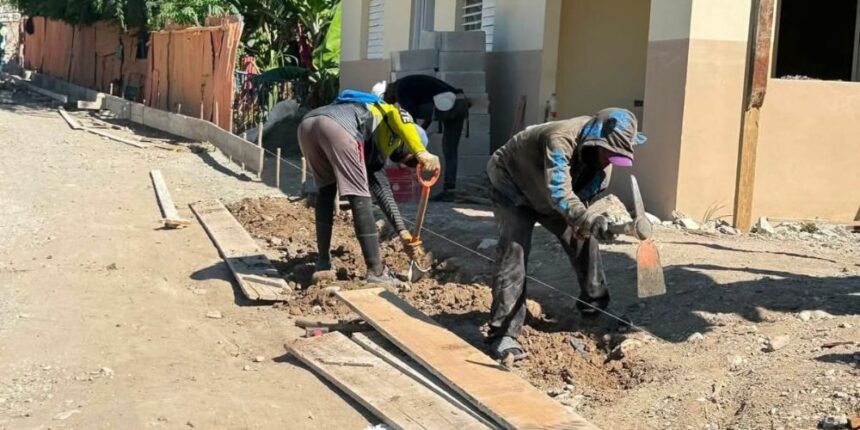 Ayuntamiento de Sabana Yegua construye un kilómetro de contenes en El Sol Sale Para Todos
