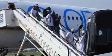 Guardia Costera de EE. UU. repatria a 51 migrantes