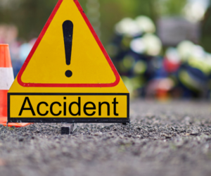 Accidente Nagua deja muertos a padre e hijo tras impactar vehículo contra un poste