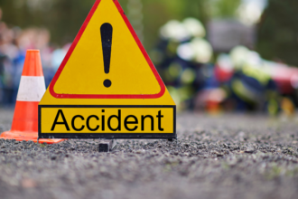 Accidente Nagua deja muertos a padre e hijo tras impactar vehículo contra un poste