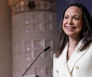 Hija de María Corina Machado recoge en Nueva York premio al liderazgo concedido a su madre