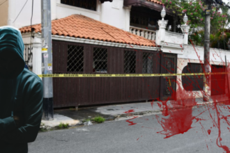 Golpe, estrangulamiento y heridas con arma blanca: implicado relata agresión contra esposa de Julián Oro