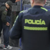 Un menor realiza disparos intimidatorios en una escuela de Medellín y luego se autolesiona