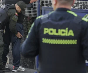 Un menor realiza disparos intimidatorios en una escuela de Medellín y luego se autolesiona