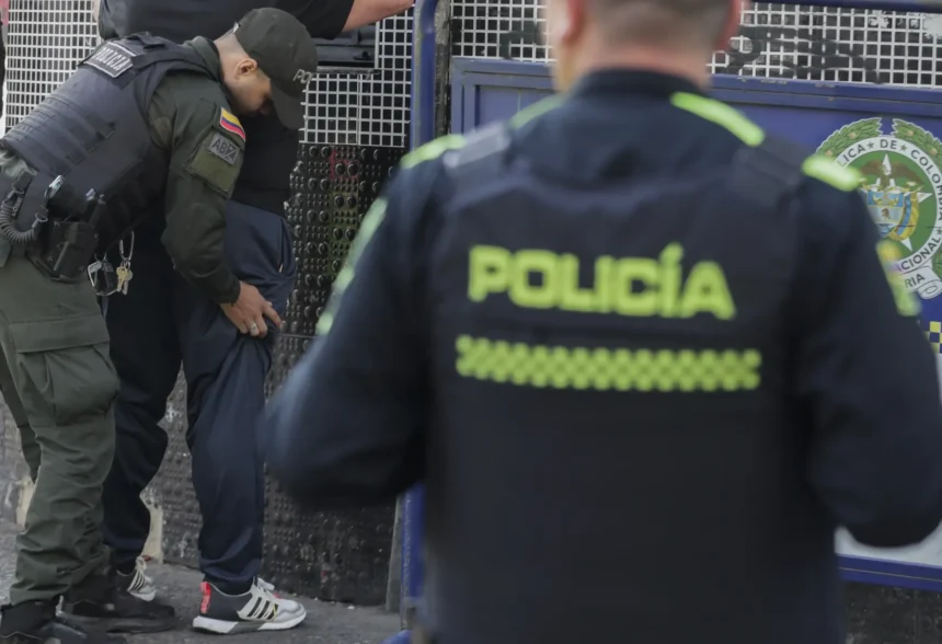 Un menor realiza disparos intimidatorios en una escuela de Medellín y luego se autolesiona
