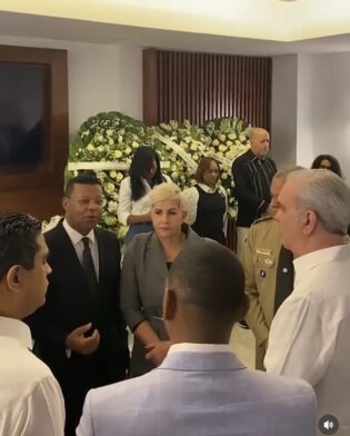 Presidente Luis Abinader asiste al velatorio del padre de Dani y Colombia Alcántara.