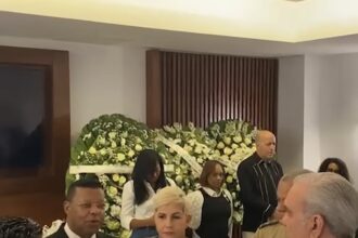 Presidente Luis Abinader asiste al velatorio del padre de Dani y Colombia Alcántara.