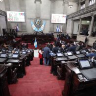 Guatemala exonera impuestos a combustibles y el Presidente Bernardo Arévalo tiene un dilema en sus manos
