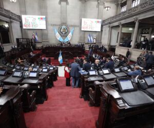 Guatemala exonera impuestos a combustibles y el Presidente Bernardo Arévalo tiene un dilema en sus manos