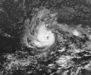 Huracán Nolo se intensifica y avanza hacia Hawái con riesgo de lluvias catastróficas