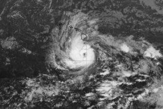Huracán Nolo se intensifica y avanza hacia Hawái con riesgo de lluvias catastróficas.