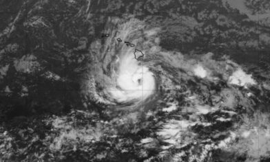 Huracán Nolo se intensifica y avanza hacia Hawái con riesgo de lluvias catastróficas.