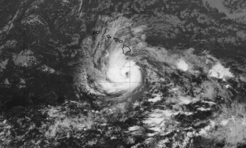 Huracán Nolo se intensifica y avanza hacia Hawái con riesgo de lluvias catastróficas.
