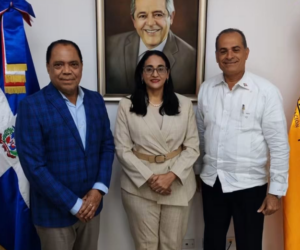 Lía Díaz y César Díaz Filpo gestionan mejoras para el transporte escolar en Azua