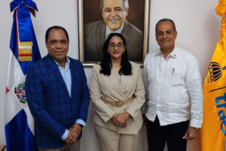La senadora de Azua, Lía Díaz de Díaz, y el exsenador César Augusto Díaz Filpo sostuvieron una reunión con el director de Movilidad Escolar, ingeniero Luis Felipe Cartagena.