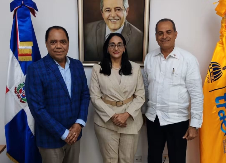 La senadora de Azua, Lía Díaz de Díaz, y el exsenador César Augusto Díaz Filpo sostuvieron una reunión con el director de Movilidad Escolar, ingeniero Luis Felipe Cartagena.