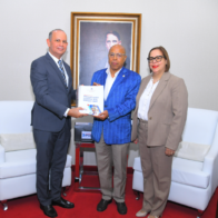 El presidente de la Cámara de Diputados, Alfredo Pacheco, acompañado de la secretaria general legislativa, Yvonne Mota, recibió este miércoles el Proyecto de Ley de Presupuesto General del Estado para el año 2027, entregado por Iván Ramírez, subdirector general de Presupuesto.