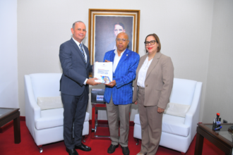 El presidente de la Cámara de Diputados, Alfredo Pacheco, acompañado de la secretaria general legislativa, Yvonne Mota, recibió este miércoles el Proyecto de Ley de Presupuesto General del Estado para el año 2027, entregado por Iván Ramírez, subdirector general de Presupuesto.