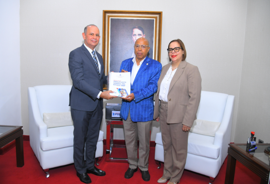 El presidente de la Cámara de Diputados, Alfredo Pacheco, acompañado de la secretaria general legislativa, Yvonne Mota, recibió este miércoles el Proyecto de Ley de Presupuesto General del Estado para el año 2027, entregado por Iván Ramírez, subdirector general de Presupuesto.