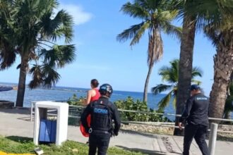 DICRIM investiga denuncia por sustracción de mochila a pareja de ambientalistas checos en el Malecón