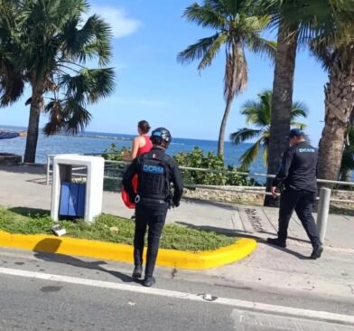 DICRIM investiga denuncia por sustracción de mochila a pareja de ambientalistas checos en el Malecón