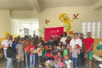 Club Rotaract San Cristóbal lleva alegría y útiles escolares a niños de La Suiza