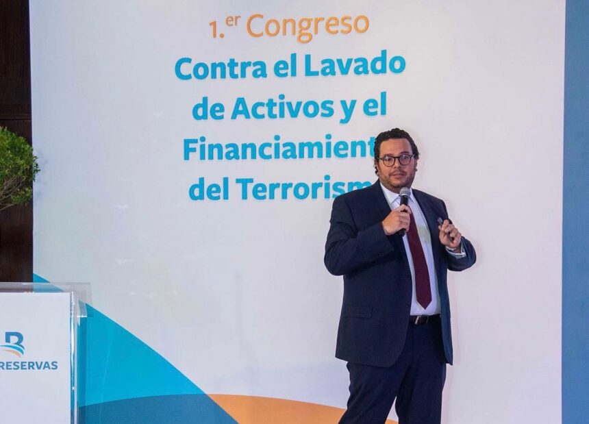Livio Enmanuel Cedeño Brea superintendente de Bancos.