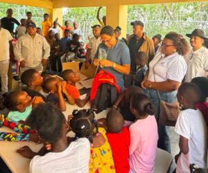 Israel Mañón entrega útiles escolares a niños de Elías Piña