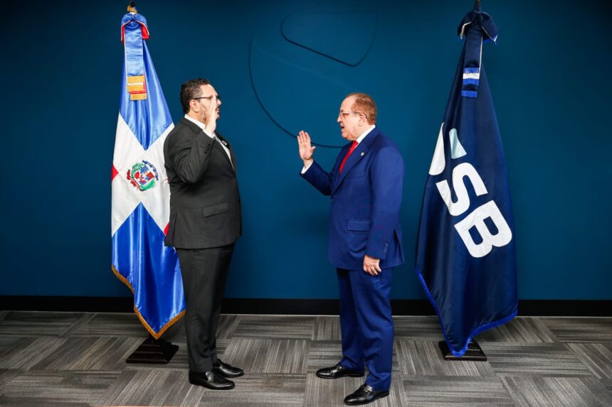 Ministro Magín Díaz juramenta a Enmanuel Cedeño Brea como nuevo superintendente de Bancos