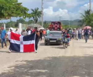Comunitarios de Barraquito marchan por arreglo de calles, acueducto y otras reivindicaciones