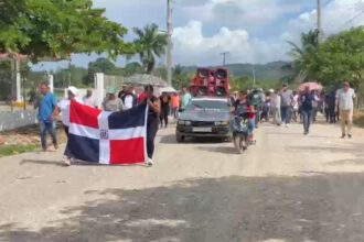 Comunitarios de Barraquito marchan por arreglo de calles, acueducto y otras reivindicaciones