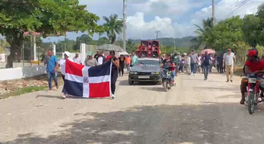 Comunitarios de Barraquito marchan por arreglo de calles, acueducto y otras reivindicaciones