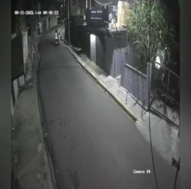 Cámaras de seguridad captan atraco armado a una pareja en presencia de un menor de 5 años en SDO