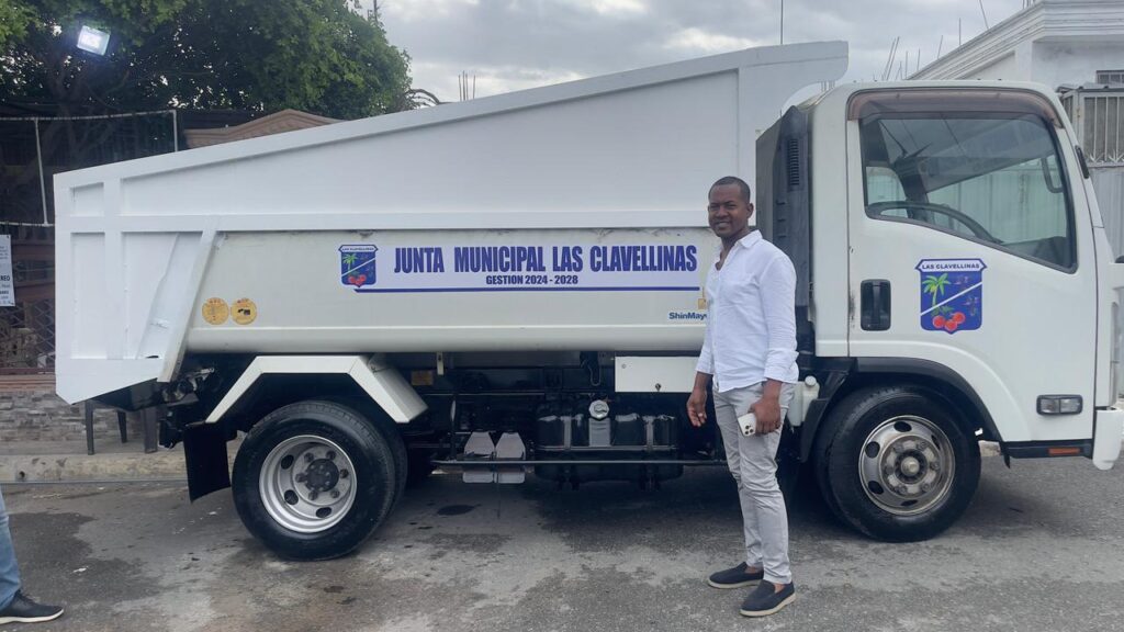 Distrito Municipal Las Clavellinas celebra la llegada de dos camiones recolectores de basura