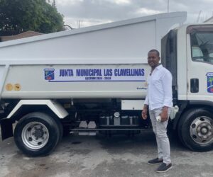 Distrito Municipal Las Clavellinas celebra la llegada de dos camiones recolectores de basura