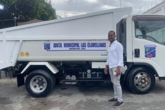 Distrito Municipal Las Clavellinas celebra la llegada de dos camiones recolectores de basura