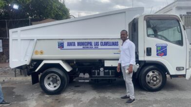 Distrito Municipal Las Clavellinas celebra la llegada de dos camiones recolectores de basura
