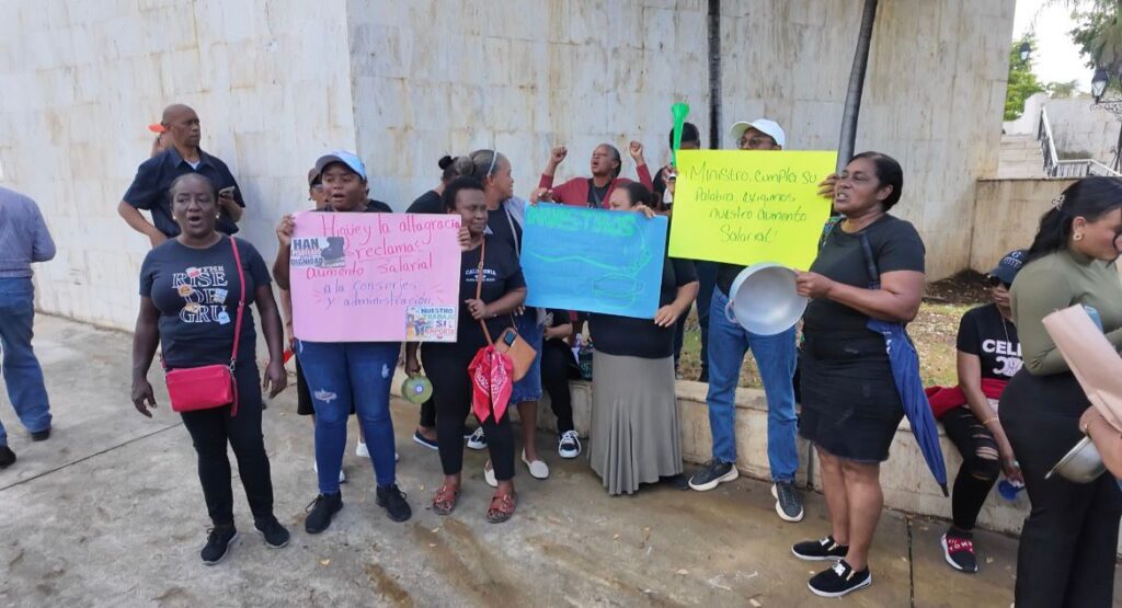 Conserjes y personal de apoyo advierten paralizarán labores en escuelas en reclamo de aumento salarial