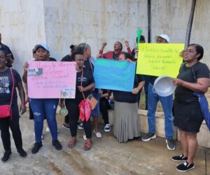 Conserjes y personal de apoyo advierten paralizarán labores en escuelas en reclamo de aumento salarial