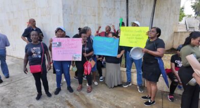 Conserjes y personal de apoyo advierten paralizarán labores en escuelas en reclamo de aumento salarial