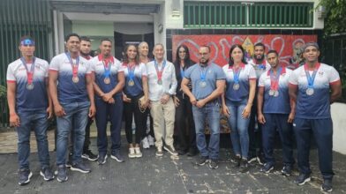 Dental Plamed reconoce a 10 atletas de Monseñor Nouel con arreglo bucal completo
