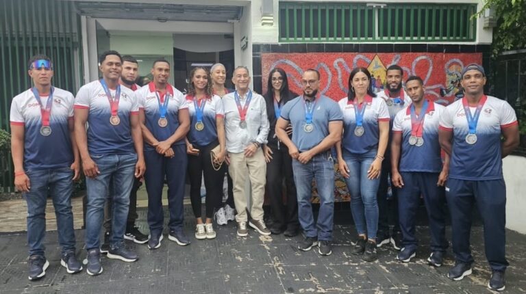 Dental Plamed reconoce a 10 atletas de Monseñor Nouel con arreglo bucal completo