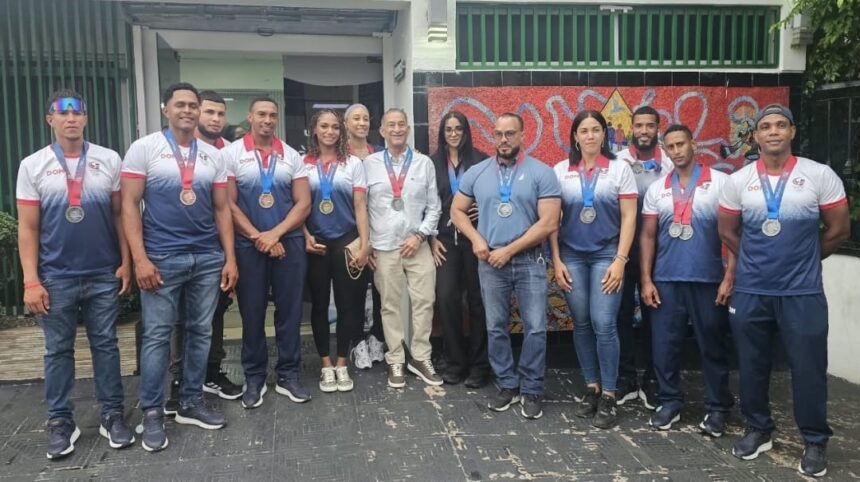 Dental Plamed reconoce a 10 atletas de Monseñor Nouel con arreglo bucal completo