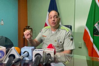 DIGESETT apunta a velocidad no prudente tras yipeta perder el control, derribar postes y dejar cuatro heridos en Santiago