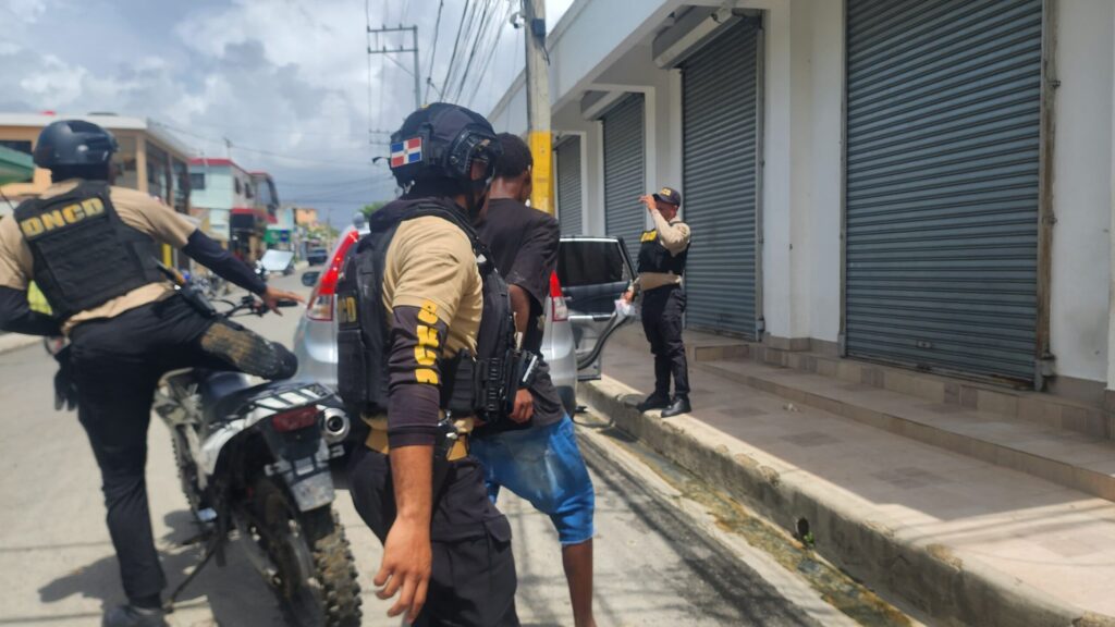 DNCD ocupa más de 3,500 gramos de drogas durante operativos contra el microtráfico en SPM