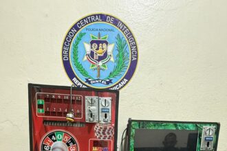Policía ocupa tragamonedas y presuntas drogas en operativos en La Vega